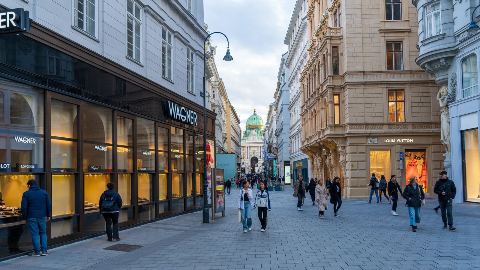 Straßenszene im Wiener Bezirk Neubau, in der Nähe des Choanaevo Studios.