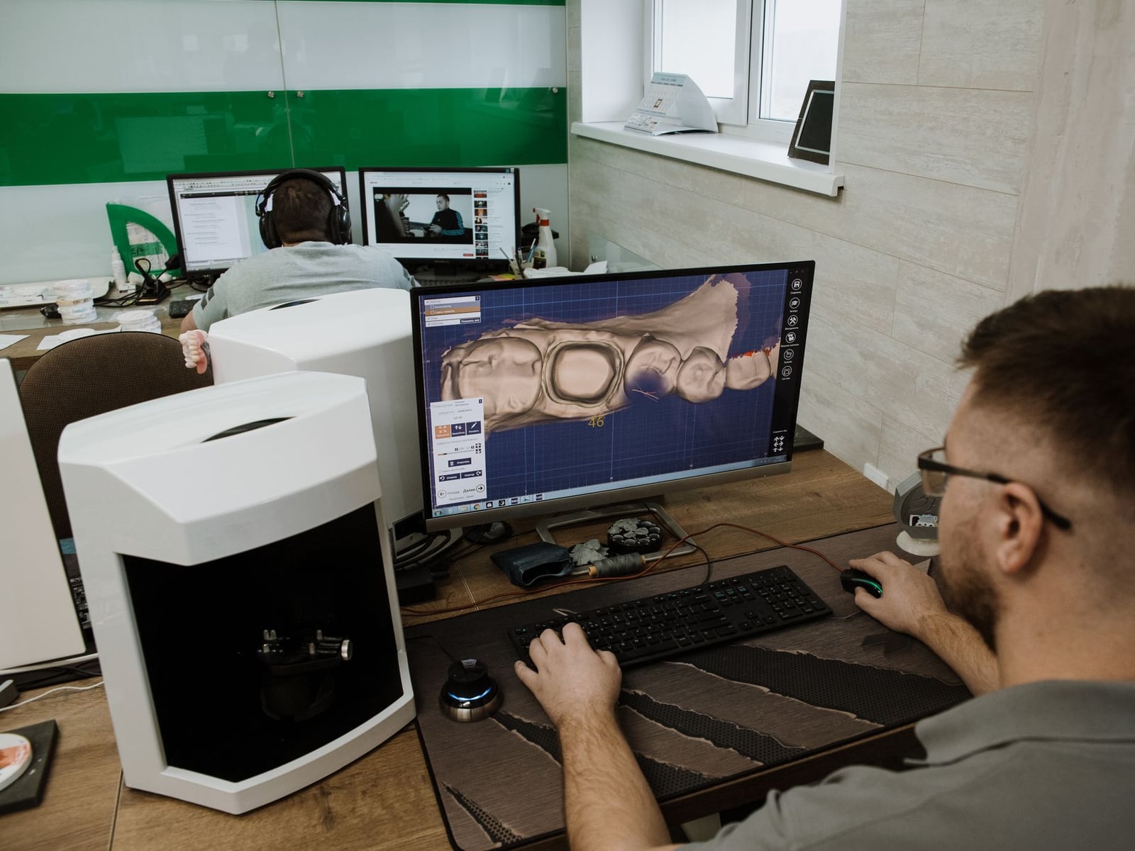Ein Designer arbeitet an einem komplexen 3D-Modell an seinem Arbeitsplatz in Wien.